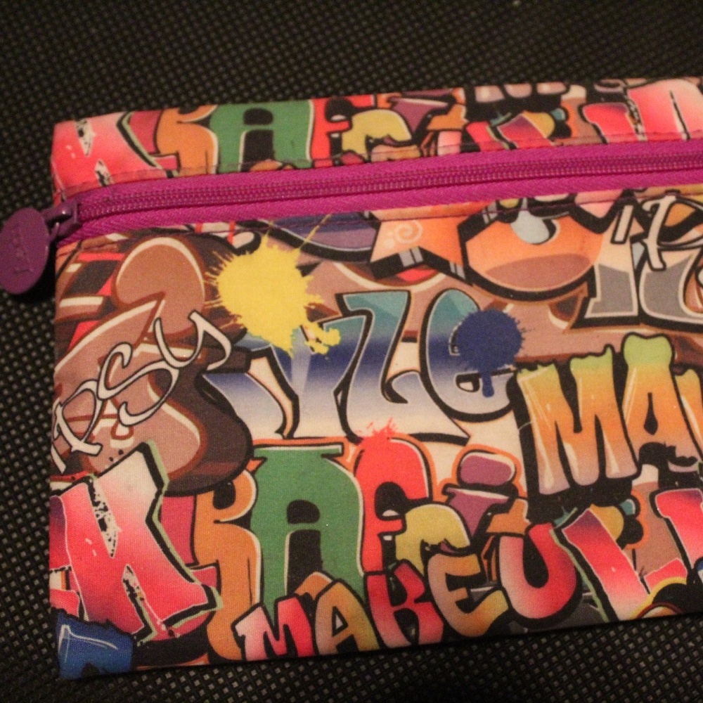 Graffiti Ipsy Bag (COMES WITH FREE FACEMASK)